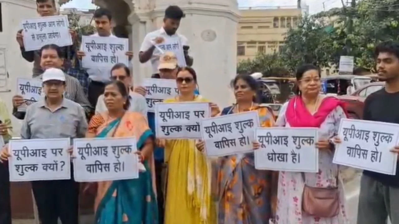 UPI News- UPI पेमेंट पर चार्ज को लेकर विरोध तेज, सामाजिक संगठनों ने किया प्रदर्शन, इस दिन No UPI Day मनाने का ऐलान