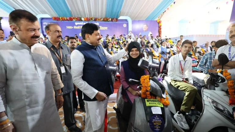 CM डॉ. मोहन यादव ने मेधावी छात्रों को दी सौगात, 7400 बच्चों के खिले चेहरे