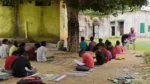Mp news: स्कूल में जर्जर छत का खतरा, टपकती छत के नीचे पढ़ रहे बच्चे
