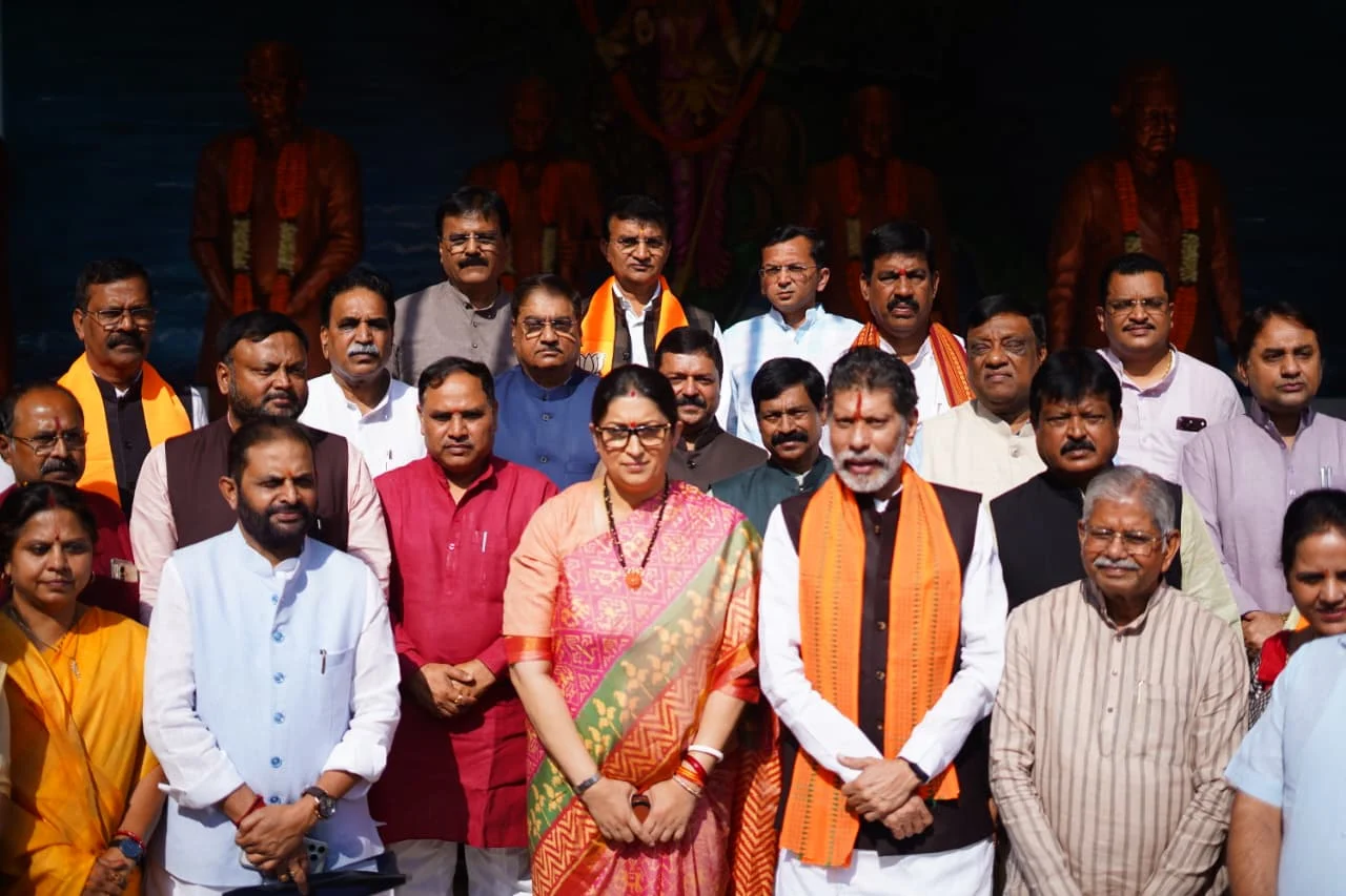 Smriti irani in chhattisgarh -सादगी से रायपुर पहुंचीं स्मृति ईरानी, न ढोल-ताशे बजे, न मंत्री पहुंचे; 2 दिन बैठकों का दौर