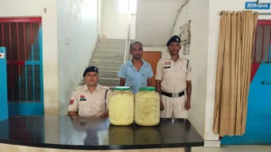 दो डिब्बों में भरी थी कच्ची महुआ शराब, पुलिस पहुंची तो खुल गया अवैध कारोबार