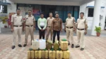 झोपड़ी में शराब का जखीरा, बाइक से भी हो रही थी ढुलाई; 133 लीटर महुआ शराब जब्त