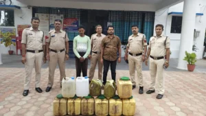 झोपड़ी में शराब का जखीरा, बाइक से भी हो रही थी ढुलाई; 133 लीटर महुआ शराब जब्त
