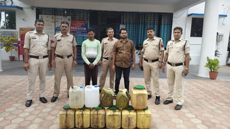 झोपड़ी में शराब का जखीरा, बाइक से भी हो रही थी ढुलाई; 133 लीटर महुआ शराब जब्त