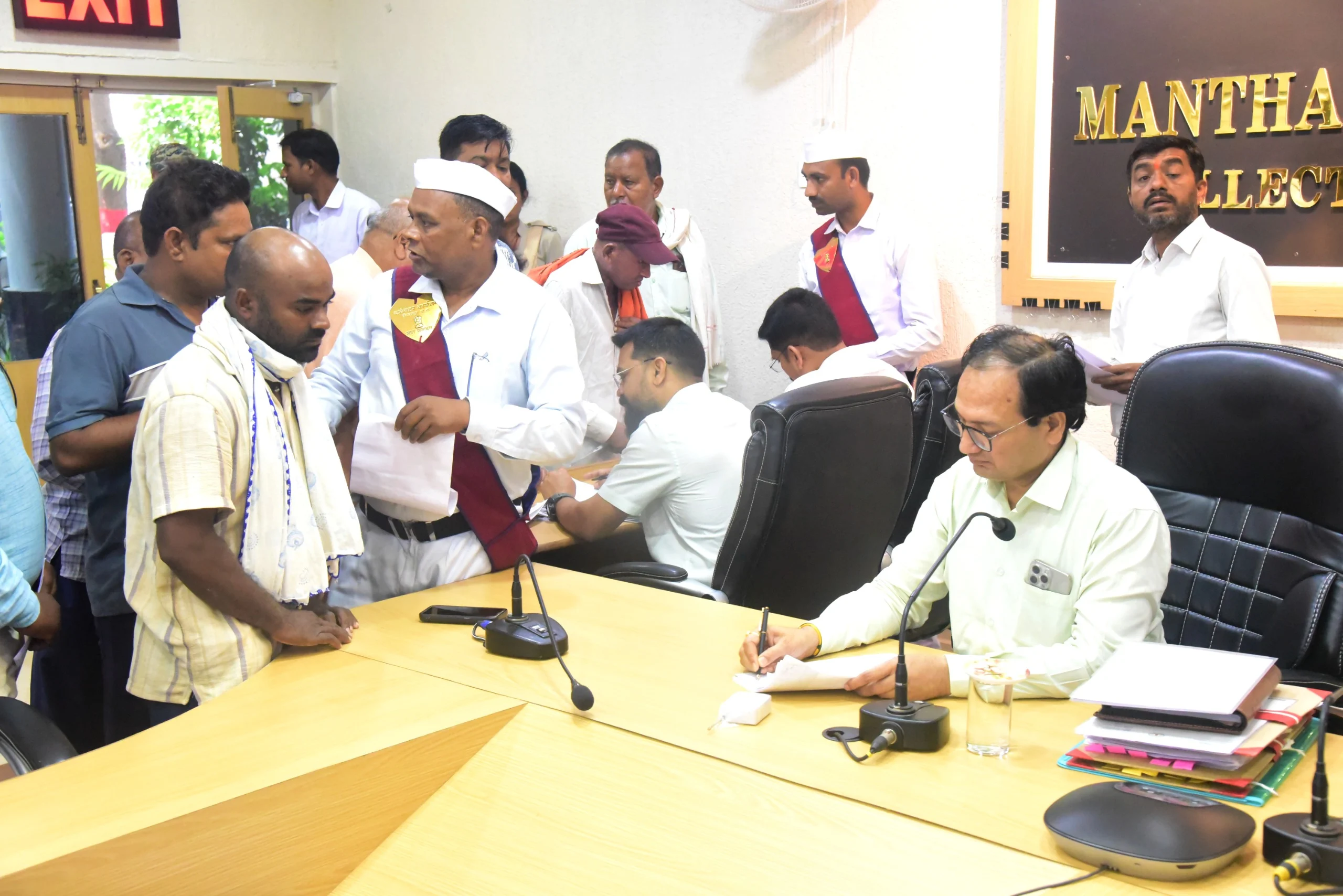 कहीं नदी में राखड़, कहीं महीनेभर से बंद ट्रांसफार्मर—जनदर्शन में खुली सरकारी व्यवस्था की गांठ