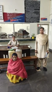 महुआ की शराब से चल रही थी कमाई, भारी मात्रा में कच्ची शराब के साथ महिला पकड़ी गई