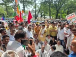 वोट चोरी के आरोप पर सड़कों पर इंडिया गठबंधन, कलेक्टोरेट घेरा; ज्ञानेश कुमार को हटाने की मांग