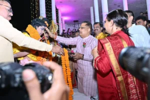 सार्वजनिक दशहरा महोत्सव में विधायक अमर ने किया रावण का दहन,बिखेरी सतरंगी छटा,राम मंदिर से निकली झांकी