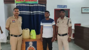 नाम गांधीनगर, धंधा महुआ शराब का! 7 लीटर कच्ची शराब के साथ कोचिया गिरफ्तार