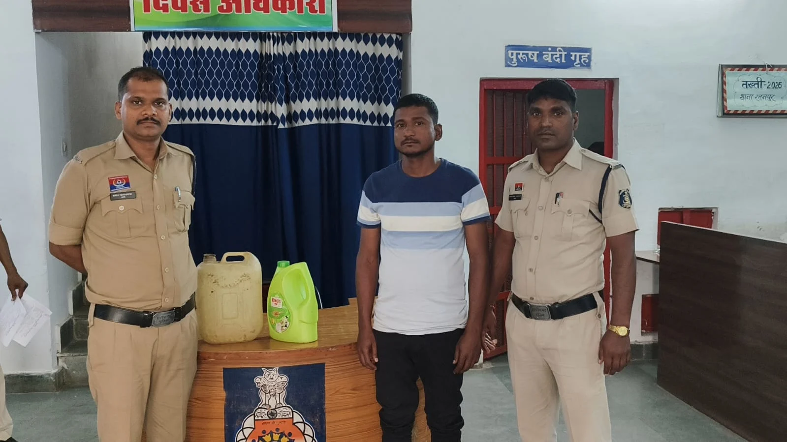 नाम गांधीनगर, धंधा महुआ शराब का! 7 लीटर कच्ची शराब के साथ कोचिया गिरफ्तार