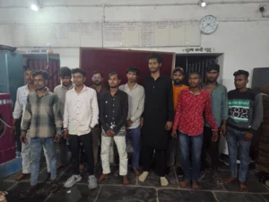 विसर्जन रैली में चाकू लेकर पहुंचे युवक, पुलिस की जांच में खुली पोल; 14 पर कार्रवाई