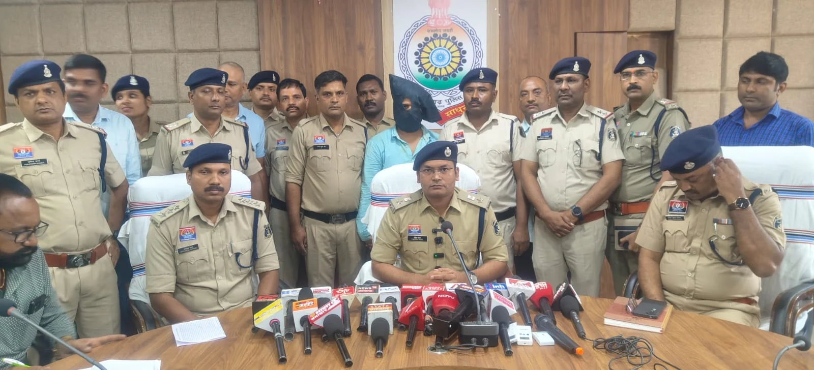 डबल मर्डर का खुलासा, शिक्षिका और बेटे की हत्या का आरोपी गिरफ्तार