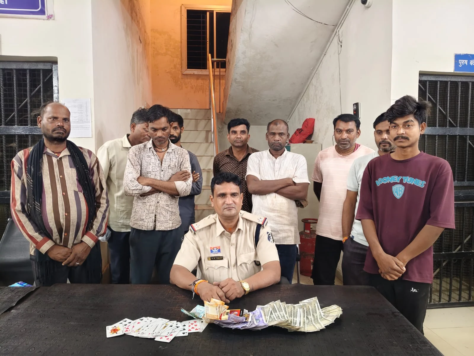 52 पत्तों की बाजी में जुटे थे नौ खिलाड़ी, पुलिस की दबिश से मची खलबली