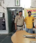उदई चौक पर तलवार लेकर निकला, पुलिस ने सलाखों के पीछे पहुंचाया