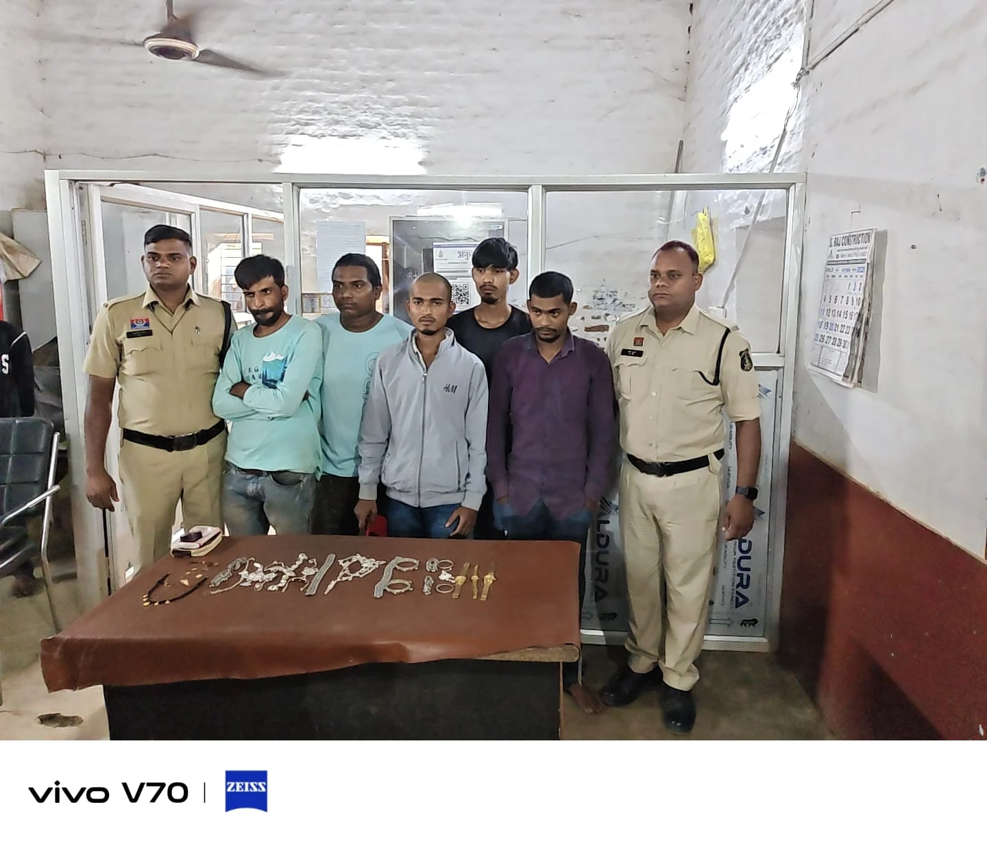 सूने मकान में लॉकर तोड़ा..पुलिस का खुलासा, जेवर-बर्तन समेत दो लाख का सामान बरामद