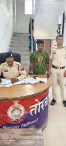 बाइक की सवारी, हाथ में चाकू और राहगीरों में दहशत! तोरवा पुलिस ने दबोचा