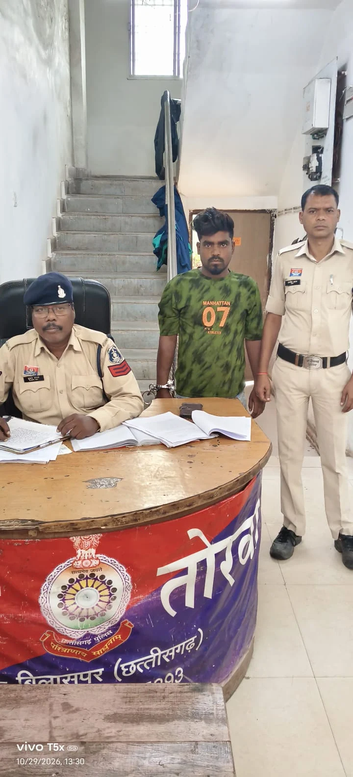 बाइक की सवारी, हाथ में चाकू और राहगीरों में दहशत! तोरवा पुलिस ने दबोचा