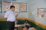 कलेक्टर बने शिक्षक, ब्लैकबोर्ड पर गणित के सवाल देकर बच्चों की परखी समझ