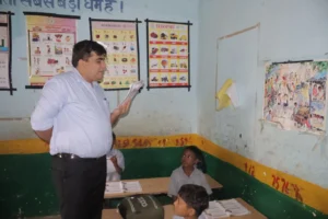 कलेक्टर बने शिक्षक, ब्लैकबोर्ड पर गणित के सवाल देकर बच्चों की परखी समझ
