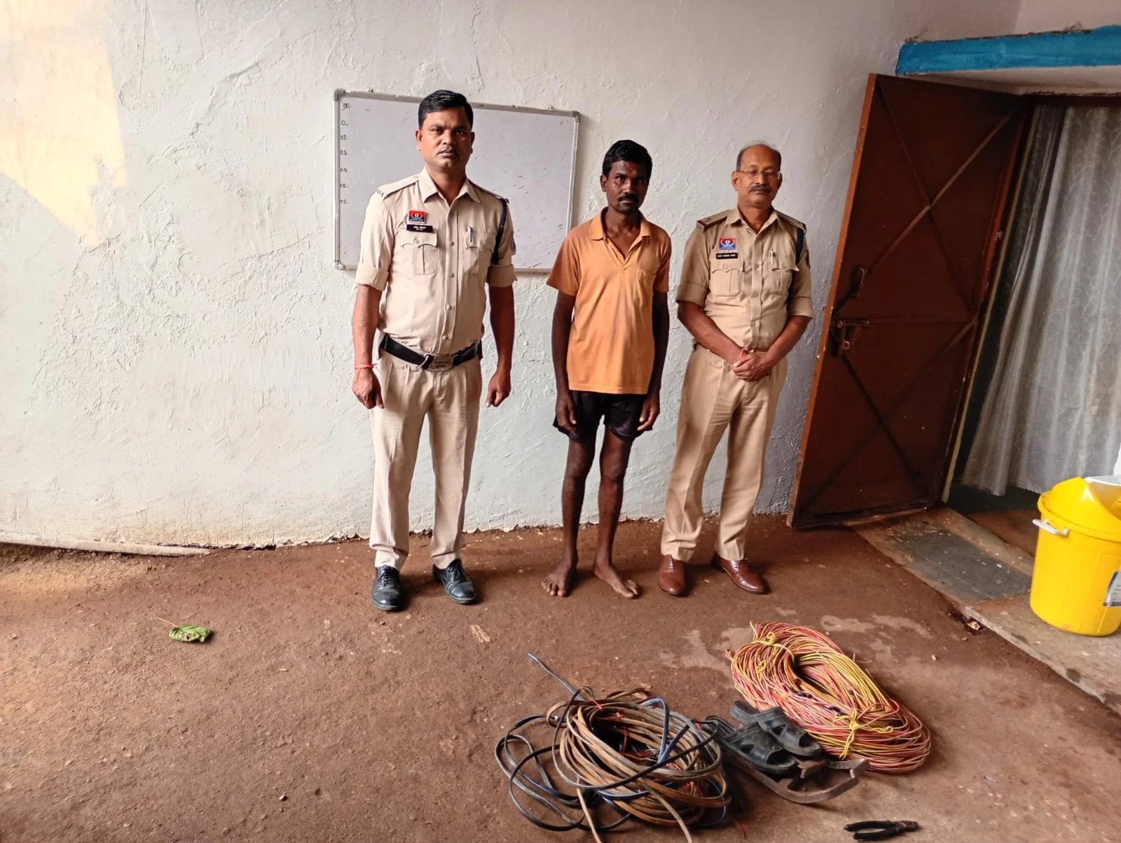 किसान की नजर पड़ी तो भागा, पुलिस ने 240 मीटर केबल के साथ पकड़ लिया तार चोर